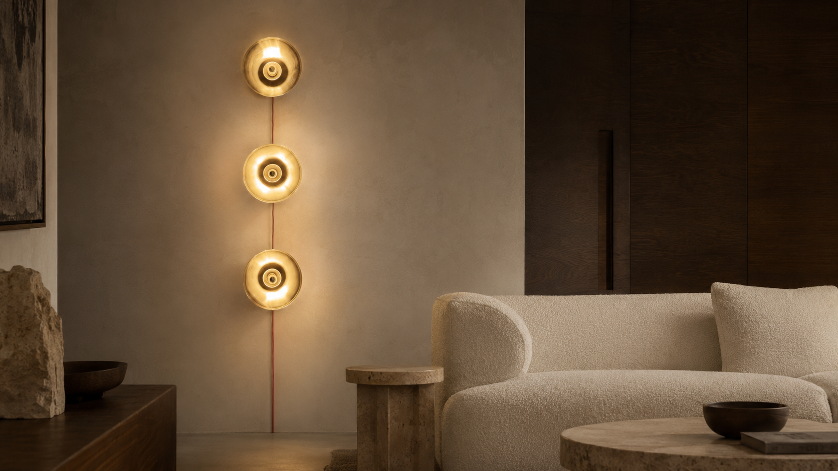 Triade installata in un soggiorno contemporaneo milanese